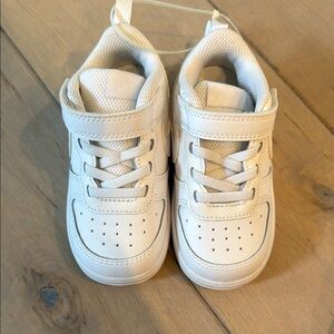 Nike White Sneakers Classic Low-Top Design